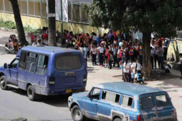 ¡SACRIFICIO! Niños van caminando a sus escuelas por falta de transporte