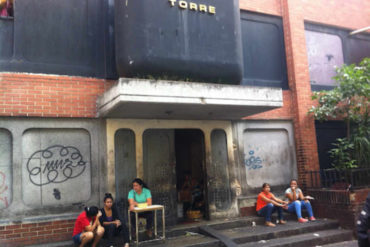 ¡QUÉ DESAGRADABLE! Vea las condiciones de insalubridad en las que buhoneros hacen los famosos tostones en la Torre Viasa (+Foto asquito)