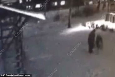 ¡QUÉ HORROR! Cámara de seguridad captura a un pedófilo atacando a una pequeña de 10 años en la calle (+Video)