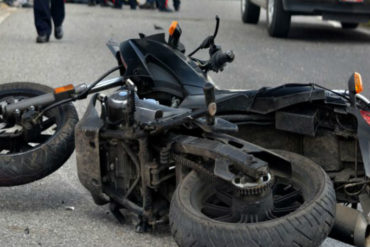 ¡QUÉ FUERTE! Cayó de su moto por un ataque de epilepsia y una camioneta se lo llevó por el medio