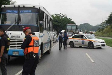 ¡ATERRADOR! 6 criminales se hicieron pasar por pasajeros para atracar en un autobús en Anzoátegui (dejaron a las víctimas en ropa interior)