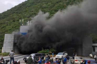¡VÉALO! Vehículo se incendió en Boquerón I de la autopista Caracas – La Guaira este #8Nov (+Fotos + Video)