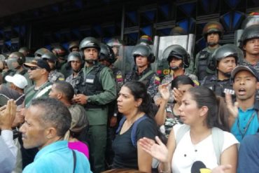 ¡ALERTA! Docentes que intentaron entrar a la fuerza al Ministerio de Educación denuncian que fueron agredidos (+Video)