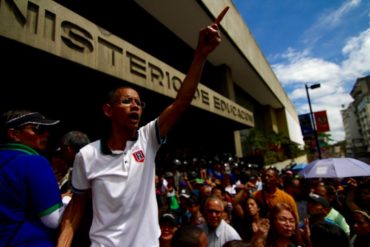 ¡RESTEADOS! “Paro nacional”: gritaron docentes en las puertas del Ministerio de Educación en protesta por salarios dignos (+Video)