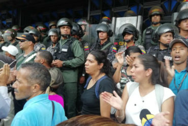 ¡NO SE LO PIERDA! Los momentos de tensión que se vivieron a las afueras del Ministerio de Educación este #14Nov (+Videos)