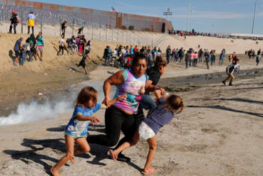 ¡LO ÚLTIMO! Policía de EEUU dispara bombas lacrimógenas a migrantes que intentaron cruzar el muro a la fuerza (+Fotos)