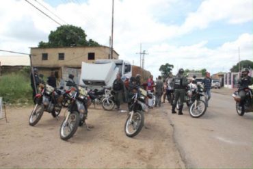 ¡SÉPALO! Delincuentes asaltaron parte de la carga de azúcar de una gandola accidentada en El Tigre