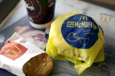 ¡QUÉ TRAUMA! Se iba a comer su hamburguesa de McDonald’s y encontró trozos de diente humano