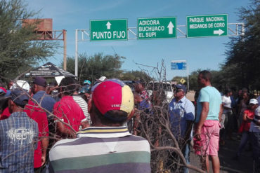 ¡COBARDES! A empujones y golpes Polifalcón arremetió contra mujeres y ancianos que protestaban por las cajas CLAP