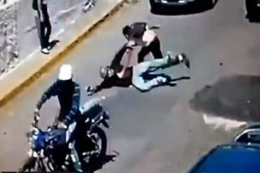 ¡QUÉ LOCURA! Video registra el momento en el que 2 liceístas le dan una paliza a delincuente que pretendía robar a un compañero