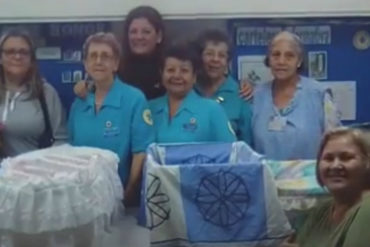 ¡CONMOVEDOR! Las cajas reciclables que son convertidas en «cunitas de amor» para recién nacidos en Los Teques