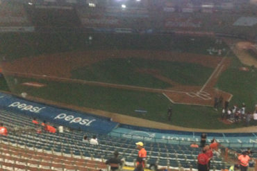 ¡PATRIA A OSCURAS! Otro apagón dejó sin luz al estadio Luis Aparicio el Grande a solo minutos de empezar un partido