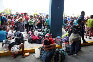 ¡LAMENTABLE! El calvario de los migrantes venezolanos en La Guajira colombiana: “Nos tocó dormir en la calle”