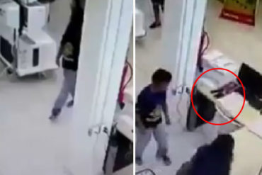 ¡ASÍ ESTAMOS! Cámaras de seguridad captan el momento en que un niño roba un celular (su madre lo permitió) (+Video)