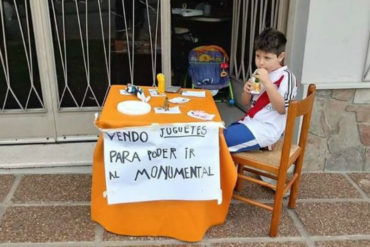 ¡QUÉ TIERNO! Niño vendió sus juguetes para ver a su equipo en la final de la Copa Libertadores (+Video)