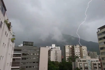 ¡DE TERROR! Captaron el momento exacto en que un rayo impactó en edificio de Chacao (+Fotos +Videos)