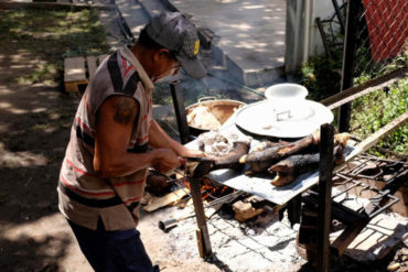 ¡RIESGO SANITARIO! Entre moscas verdes y garrapatas, una comuna en Caracas cría reses para vender carne (+Fotos)