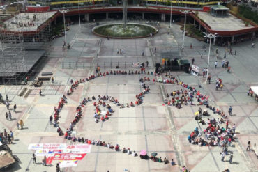 ¿CÓMO ES LA COSA? La «cara de Maduro» que hicieron chavistas en la Plaza Caracas y que nadie entendió (+Fotos)