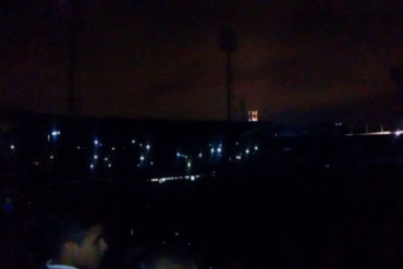 ¡CAÓTICO! Se fue la luz en el estadio universitario de la UCV en pleno juego Caracas-Águilas (Fotos+Video)