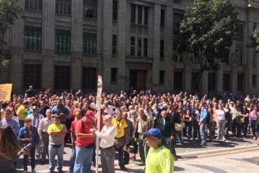 ¡MOLESTOS!  Trabajadores del BCV protestaron por mejoras salariales: “El banco arrech* reclama su derecho” (+Videos +Fotos)