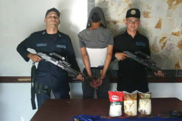 ¡VEA! Lo detuvieron con tres kilos de arroz y se fotografiaron junto a él con armas largas