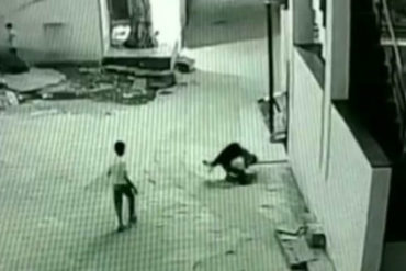 ¡DIOS BENDITO! Niño sobrevive de milagro tras caer de un tejado de 12 metros de altura en la India (+Video impresionante)