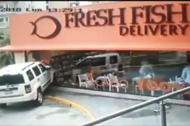 ¡VEA! Camioneta se estrelló contra vidriera de reconocido restaurante (+Video)