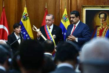 ¡EL SHOW! Maduro entrega réplica de la espada de Simón Bolívar a Erdogan (+Fotos)