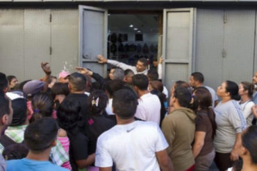 ¡OTRO DAKAZO! Militares recorren Sabana Grande por órdenes de la Sundde para bajar los precios en algunos comercios (+Video)