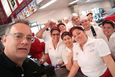 ¡SORPRESA DE NAVIDAD! Tom Hanks visita un restaurante de comida rápida y paga el almuerzo a todos los presentes