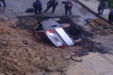 ¡INCREÍBLE! Un vehículo cayó en mega hueco hecho por Hidrocapital en San Antonio de Los Altos (+Foto)