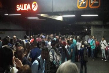 ¡EL COLMO! Usuarios del Metro de Caracas exigieron pernil a cambio de desalojar un tren con falla en Bellas Artes