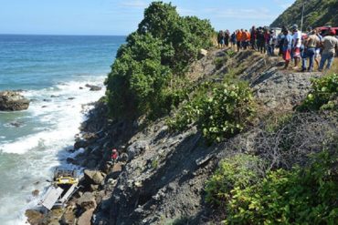 ¡TRÁGICO! 1 persona murió y 3 resultaron heridas tras caer camión al mar en Naiguatá