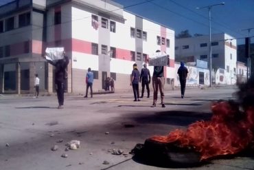 ¡ATENCIÓN! Encapuchados tomaron calles de Mérida para exigir respeto a la autonomía de la ULA (+Fotos)