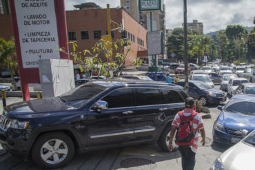 ¡NAVIDAD A PIE! Según experto petrolero escasez de gasolina en Caracas podría extenderse varios días