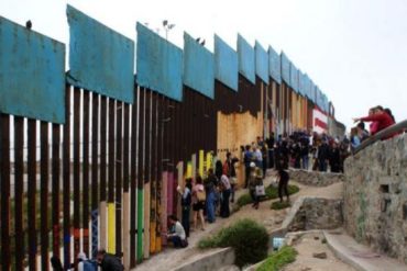 ¡IMPACTANTE! El momento en que lanzan desde lo alto a 3 niños sobre el muro fronterizo entre México y EEUU (+Video)