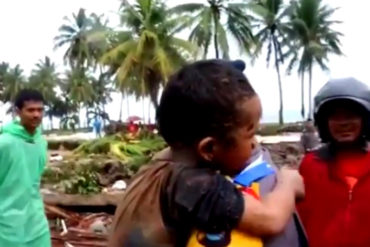 ¡LA VIDA Y SUS MILAGROS! Rescatan entre escombros a niño que pasó 12 horas atrapado en un carro tras tsunami en Indonesia (+Video)