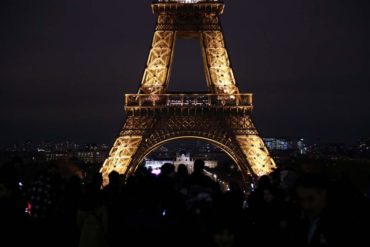 La Torre Eiffel regresa a la normalidad tras una falsa amenaza de bomba