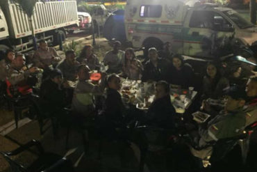 ¡EJEMPLAR! Paramédicos interrumpieron su cena navideña para atender una emergencia en la Francisco Fajardo (+Video)