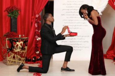 ¡ENLOQUECIÓ! Hombre le pidió matrimonio a novia de una forma peculiar (le ofreció 6 espectaculares anillos para que ella lo elija)(+Foto) ¡ENLOQUECIÓ! Hombre le pidió matrimonio a novia de una forma peculiar (le ofreció 6 espectaculares anillos para que ella lo elija)(+Foto)