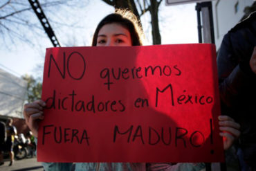 ¡EL REPUDIO ES MAYÚSCULO! Protesta contra Maduro en México durante la investidura de López Obrador (+Fotos +Videos)