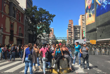 ¡ASÍ ESTAMOS! Trabajadores de ministerio de Educación protestan por el combo navideño que prometió Maduro (+Video)