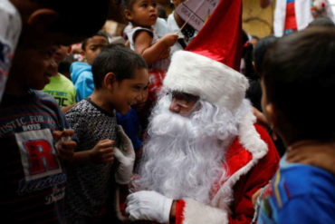 ¡HERMOSO! “Santa en las calles” se fue a la Cota 905 a regalar juguetes, comida y ropa (+Fotos)