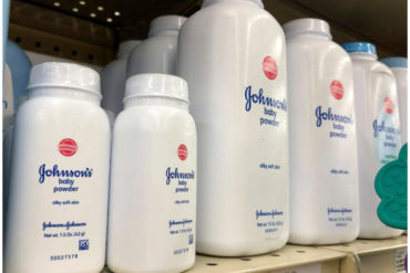 ¡ESCÁNDALO! Johnson & Johnson escondió por DÉCADAS que su talco tenía sustancias cancerígenas (+reacciones +alerta)