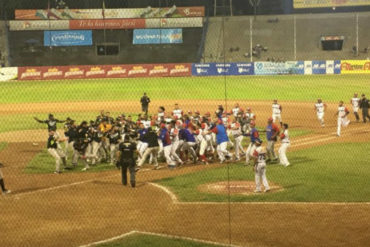 ¡TODOS CONTRA TODOS! La mega tángana que se armó en partido Caracas-La Guaira en el Universitario (+Videos)