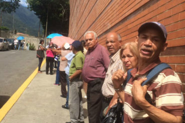 ¡INHUMANO! En vísperas de Navidad los pensionados pasaron horas haciendo cola para cobrar (+Fotos y Videos)