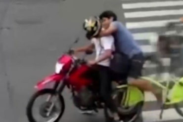 ¡QUÉ VERGÜENZA! Vea cómo un motorizado venezolano fue perseguido y detenido luego de un asalto en Argentina (+Video viral)