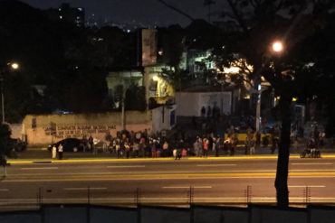 ¡DESATADOS! Colectivos amenazan a civiles que protestan en Los Mecedores la noche de este #21Ene (+Videos)