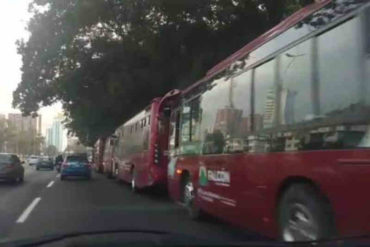 ¡TRAEN SU BARRA! Autobuses del gobierno se movilizan a un canal de la autopista Valle-Coche (Fotos + Videos)