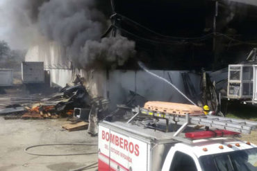 ¡GRAVE! Se registró fuerte incendio que consumió galpones del IVSS en Guatire (allí se almacenaban insumos médicos) (+Fotos y Video)